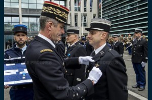 le-general-d-armee-denis-favier-remet-la-croix-d-officier-dans-l-ordre-national-du-merite-au-colonel-philippe-guichard-photo-sirpa-gendarmerie-maj-balsamo-1479278308