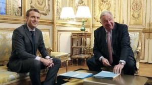 French President Emmanuel Macron (L) attends a meeting with French Senate President Gerard Larcher at the Elysee Palace in Paris, on November 20, 2017. / AFP PHOTO / POOL / Ian LANGSDON